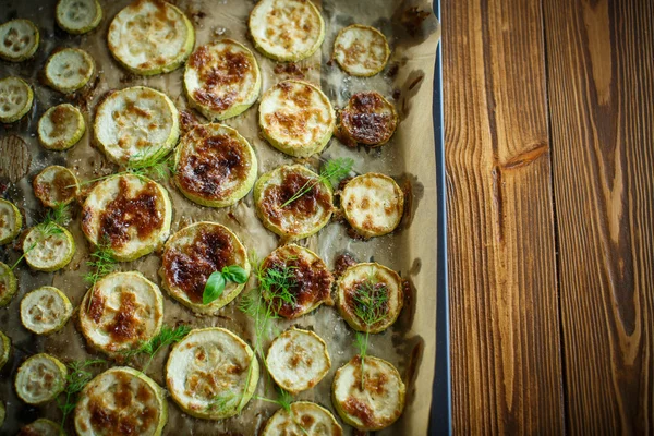 Zucchini i ugn med sås — Stockfoto