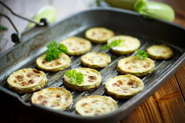 Zucchine al forno con salsa — Foto Stock