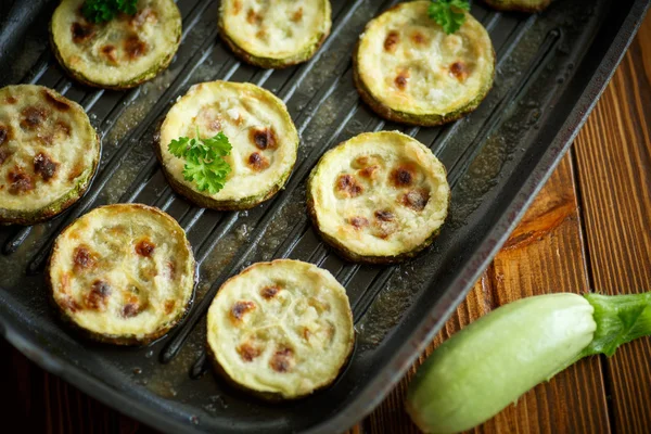 Courgette gebakken met saus — Stockfoto