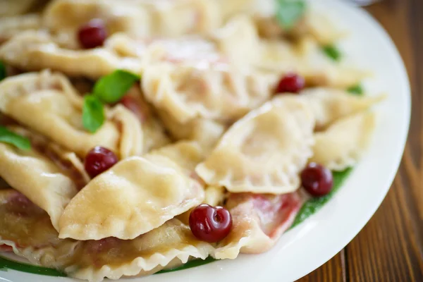 Gnocchi di ciliegie con menta — Foto Stock