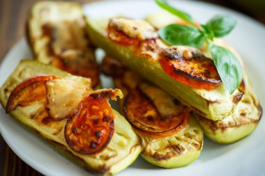 domates ve peynir ile pişmiş kabak