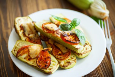 domates ve peynir ile pişmiş kabak