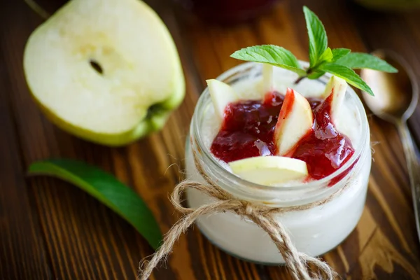 Édes házi joghurtot, alma és lekvárral — Stock Fotó