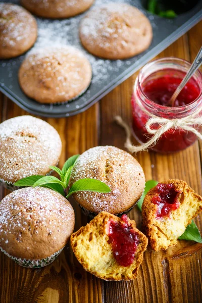 Muffin al forno dolci con marmellata all'interno — Foto Stock