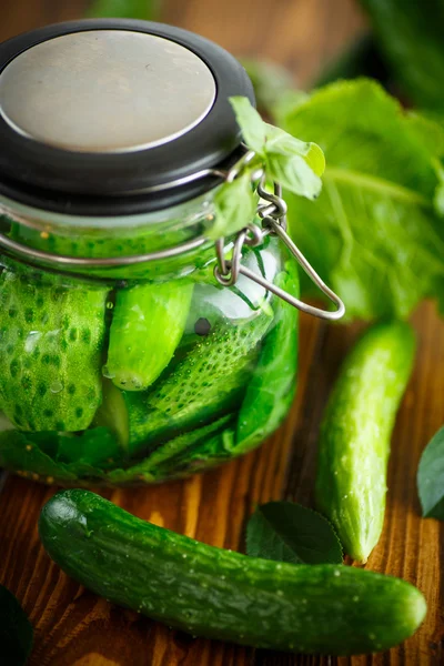 Eingelegte Gurken mit Gewürzen im Glas — Stockfoto