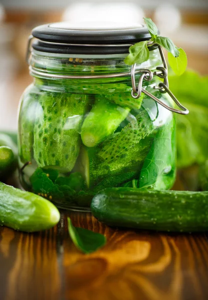 Ingelegde komkommers met specerijen in glazen pot — Stockfoto
