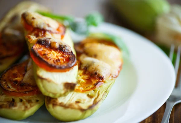 Zucchini i ugn med tomater och ost — Stockfoto