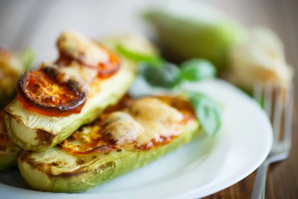 Zucchine al forno con pomodori e formaggio — Foto Stock