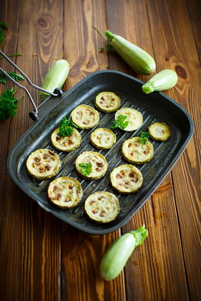 Zucchini i ugn med sås — Stockfoto