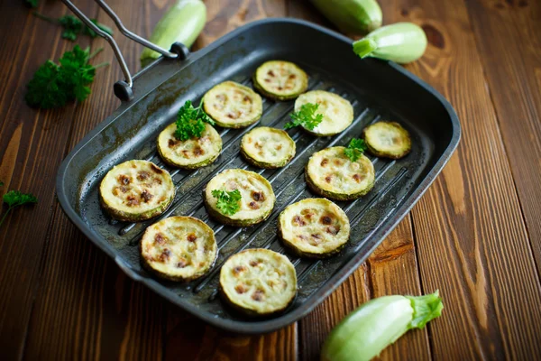 Zucchini mit Sauce gebacken — Stockfoto