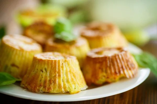 Vegetabiliska muffins med zucchini — Stockfoto