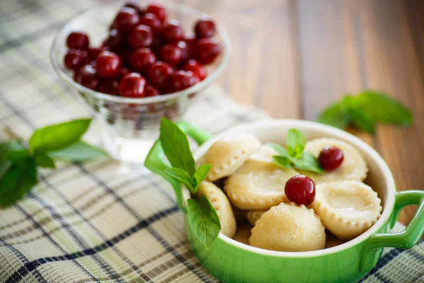 Kirschknödel mit Minze — Stockfoto