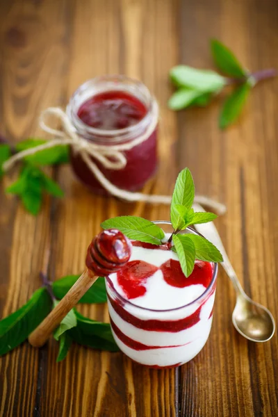 Süßer hausgemachter Joghurt mit Fruchtmarmelade — Stockfoto