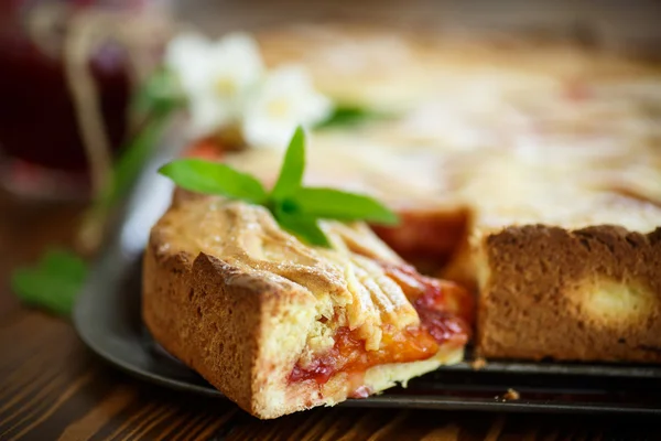 Pastel dulce casero con mermelada de frutas —  Fotos de Stock