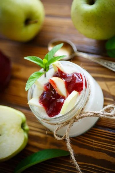 Yaourt maison sucré aux pommes et confiture — Photo