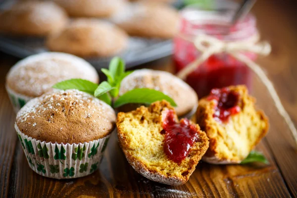 Zoet gebakken muffins met jam binnen — Stockfoto