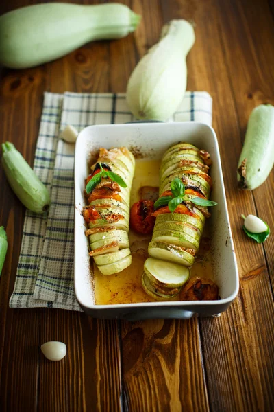 Ugnsbakad zucchini fyllda med grönsaker — Stockfoto