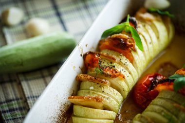 Fırında kabak sebze ile doldurulmuş