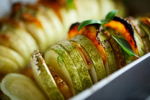 Zucchine al forno ripiene di verdure — Foto Stock