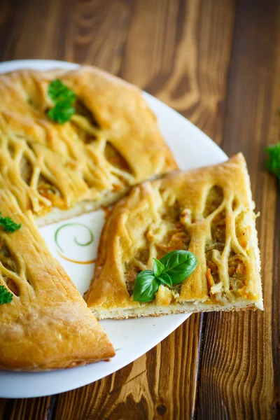 Kuchen mit Kohl — Stockfoto