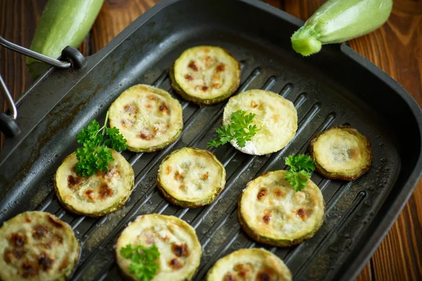 Zucchine al forno con salsa — Foto Stock