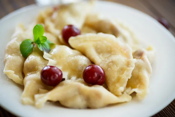 Kirschknödel mit Minze — Stockfoto