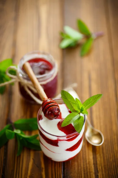 Sweet homemade yogurt with fruit jam — Stock Photo, Image