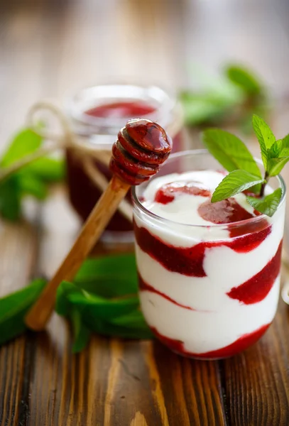 Söt hemmagjord yoghurt med frukt, sylt — Stockfoto