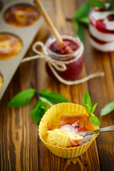 Käsekuchen mit Marmelade in der Silikonform — Stockfoto
