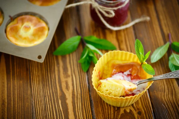 Cheesecake met jam in de siliconen mal — Stockfoto