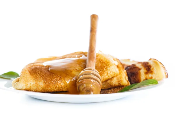 Dünne Pfannkuchen mit Honig — Stockfoto