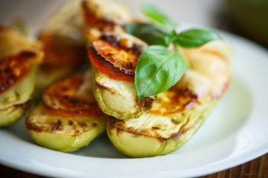 domates ve peynir ile pişmiş kabak