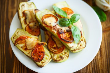 domates ve peynir ile pişmiş kabak