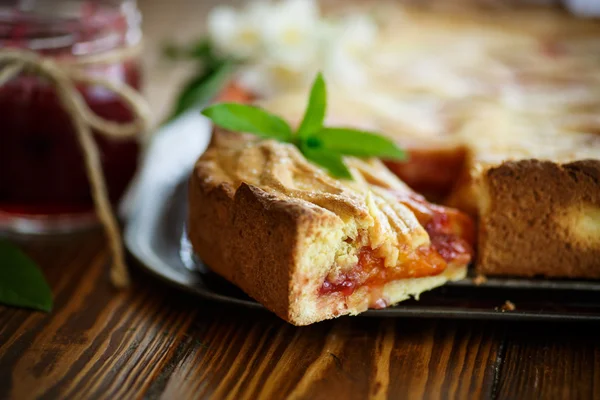 Home sweet cake with fruit jam — Stock Photo, Image