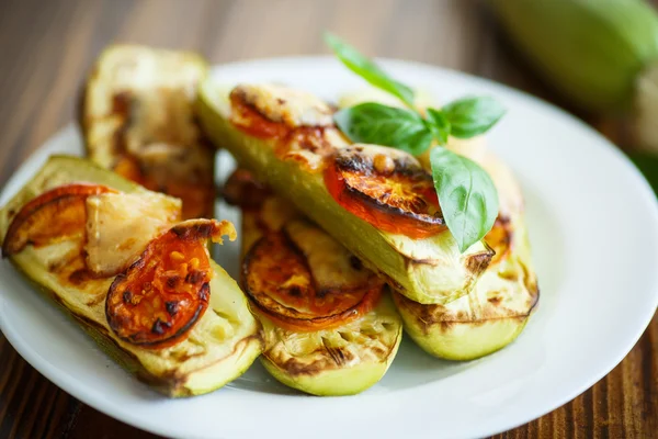 Zucchini i ugn med tomater och ost — Stockfoto