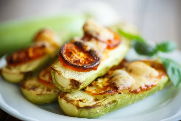 Courgettes cuites avec des tomates et du fromage — Photo