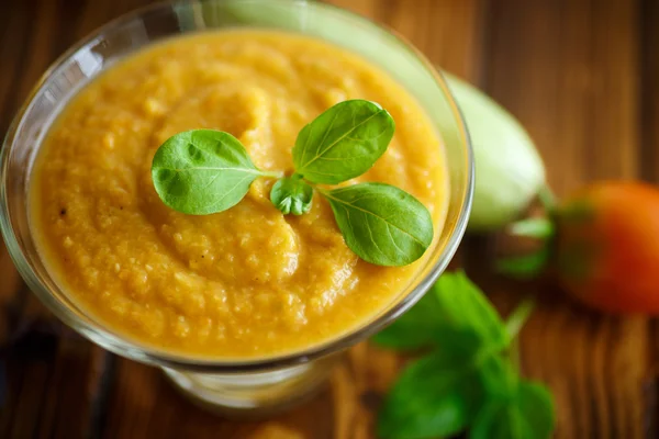 Kürbiskaviar mit verschiedenen Gemüsen und Gewürzen gekocht — Stockfoto