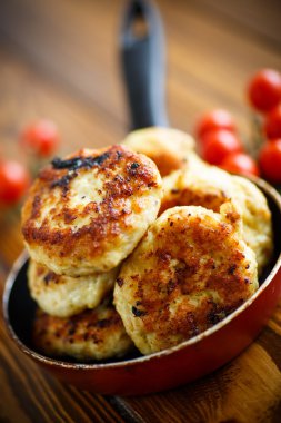 kızarmış tavuk göğsü kiraz domates ile