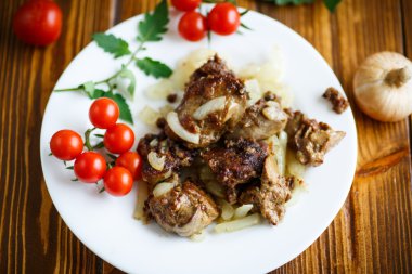 kızarmış tavuk karaciğer soğan ile