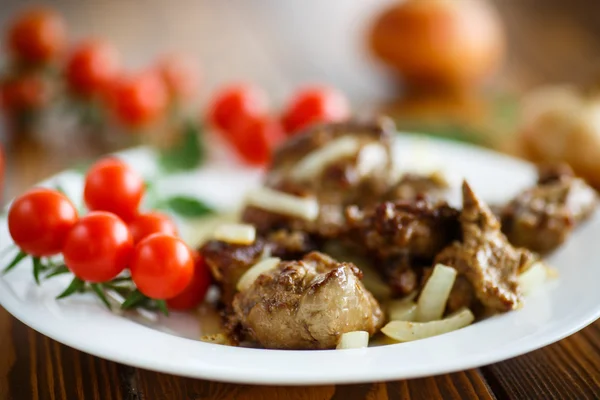 Fígado de frango frito com cebolas — Fotografia de Stock