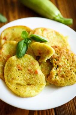 Kızarmış kabak böreği.