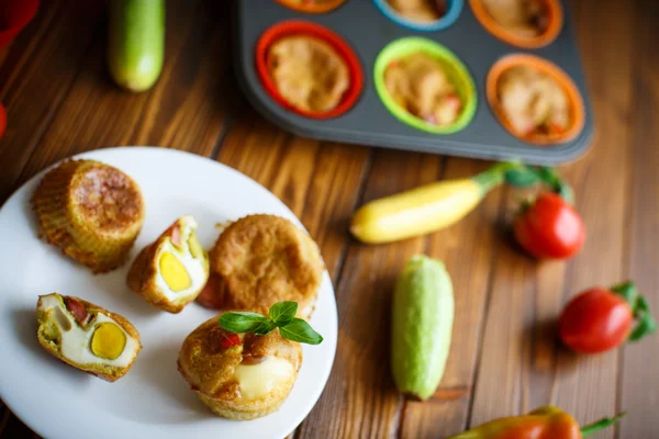 Muffins de abobrinha assados com ovo no interior — Fotografia de Stock