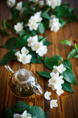 Bir cam kapta Yasemin çayı