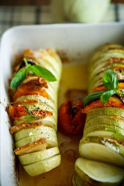 Ugnsbakad zucchini fyllda med grönsaker — Stockfoto