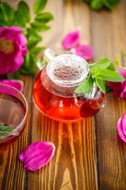 Kuşburnu ile taze çay