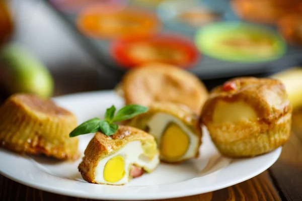 Muffin cukkini sült tojás belsejében — Stock Fotó