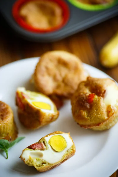 Muffins de abobrinha assados com ovo no interior — Fotografia de Stock