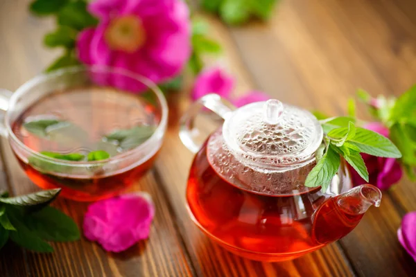 Fresh tea with rosehip — Stock Photo, Image