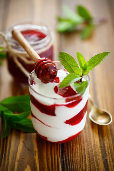 Sweet homemade yogurt with fruit jam — Stock Photo, Image