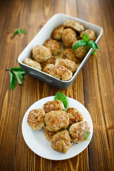 Gebratenes Schnitzel in Keramikform — Stockfoto